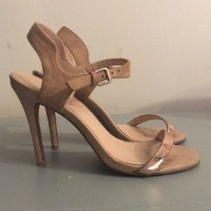 Strappy sandals with gold strap on top of the toe.